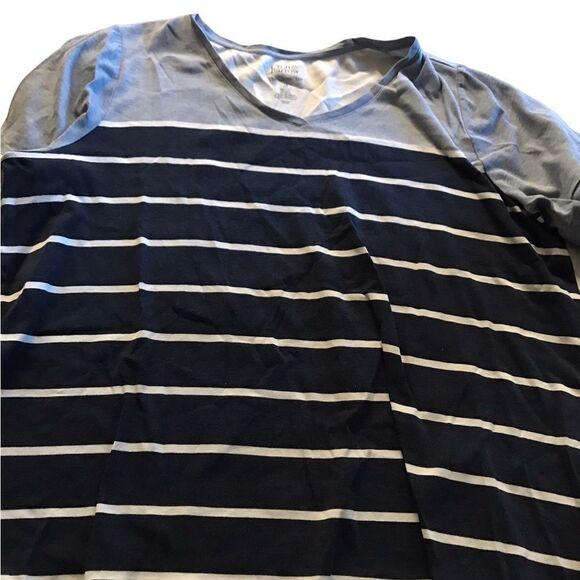 Croft and Barrow size size 2X  v necked top excellent condition - Picture 2 of 2